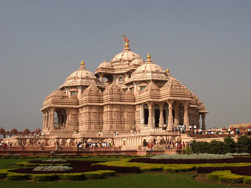 The grand traditional architecture and gardens of Swaminarayan Akshardham Temple in Delhi, included in the city sightseeing tour.