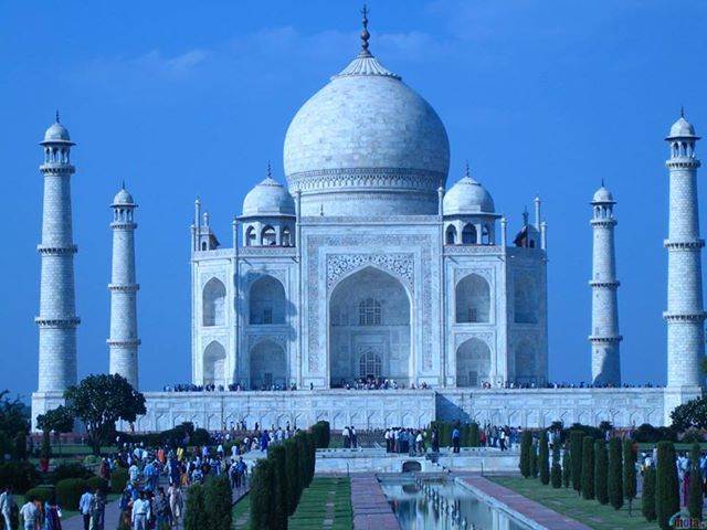 The iconic white marble Taj Mahal in Agra, a major highlight of the Delhi-Agra luxury tour package by Kairos Roam.